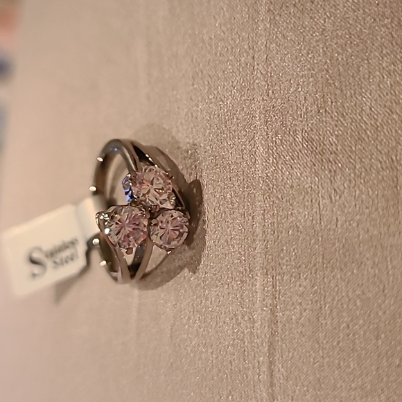 Three stone Cubic zirconia stainless steel ring - Picture 9 of 9